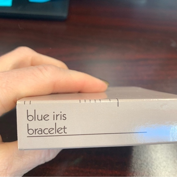 Avon “Blue Iris” Gold and Blue Stone cuff Bracelet NIB 1990 - Picture 5 of 6